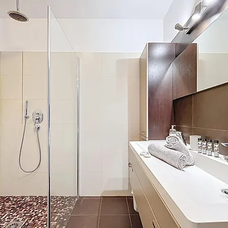 Apartment Private Garden Pool & Tennis 15 Min Walk To Center *